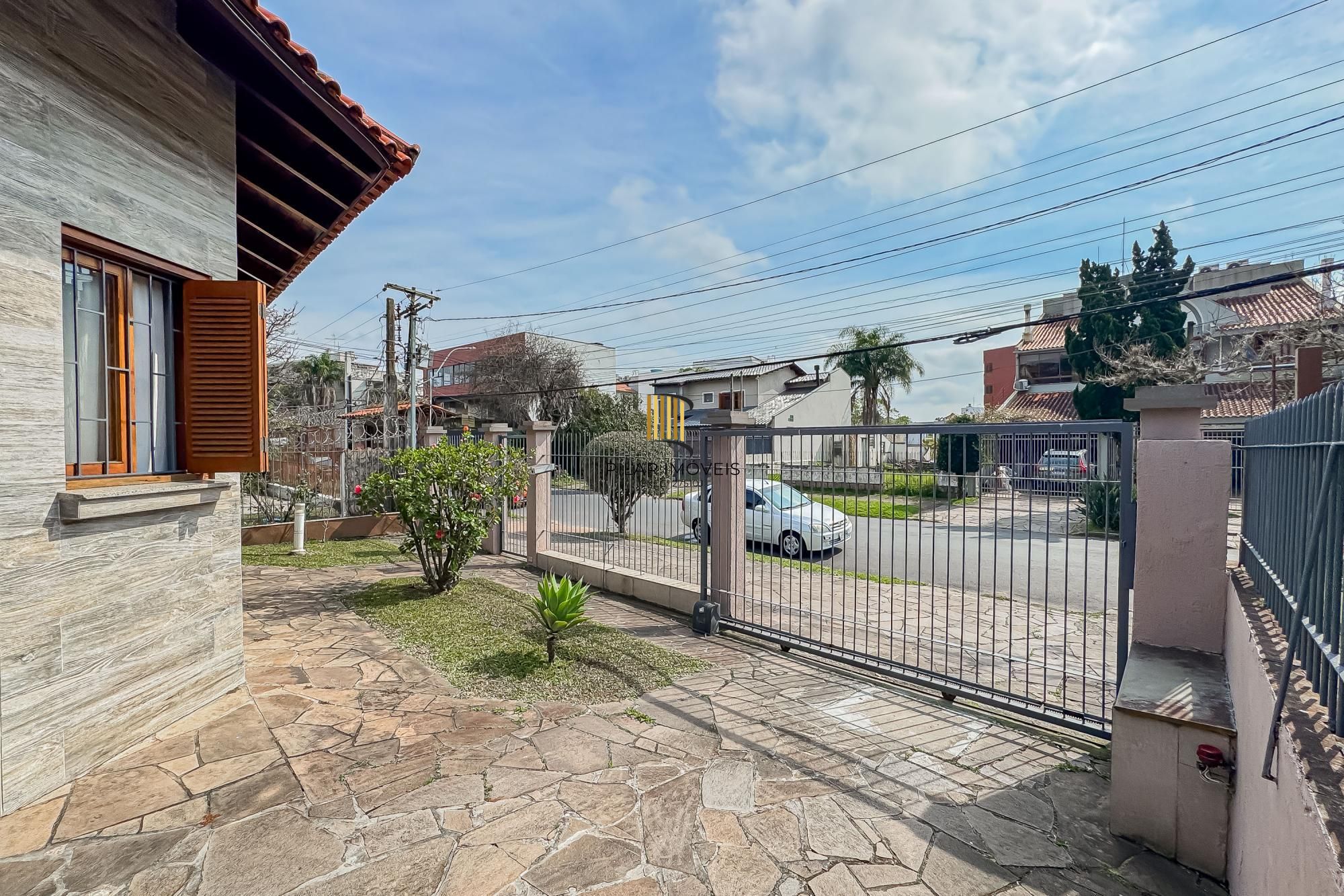 Casa de 3 dormitórios, suíte, 3 banheiros para venda em excelente localização no bairro Chácara das Pedras em Porto Alegre/RS.