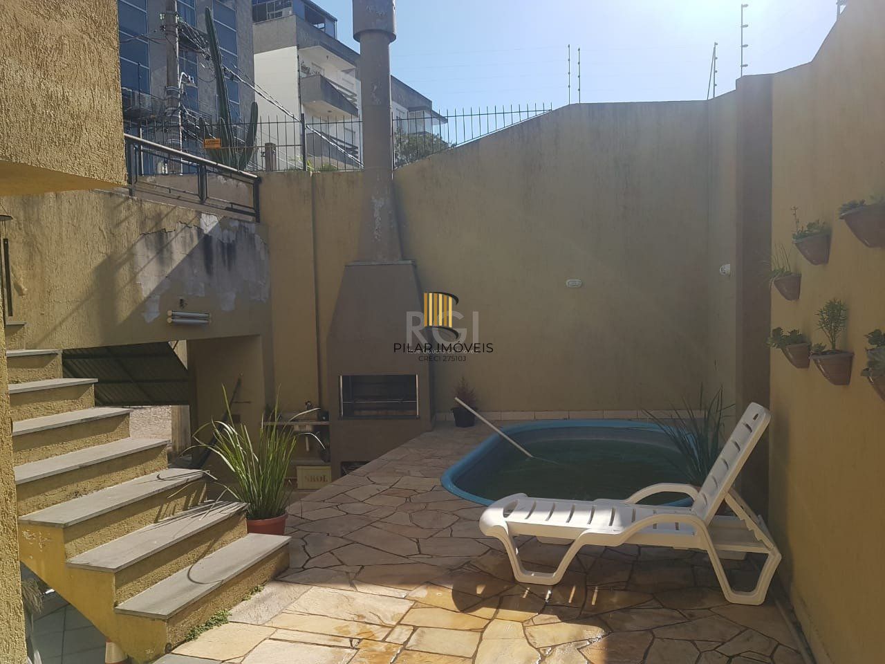 Casa para Venda - 300m², 4 dormitórios, sendo 1 suites, 2 vagas - Glória