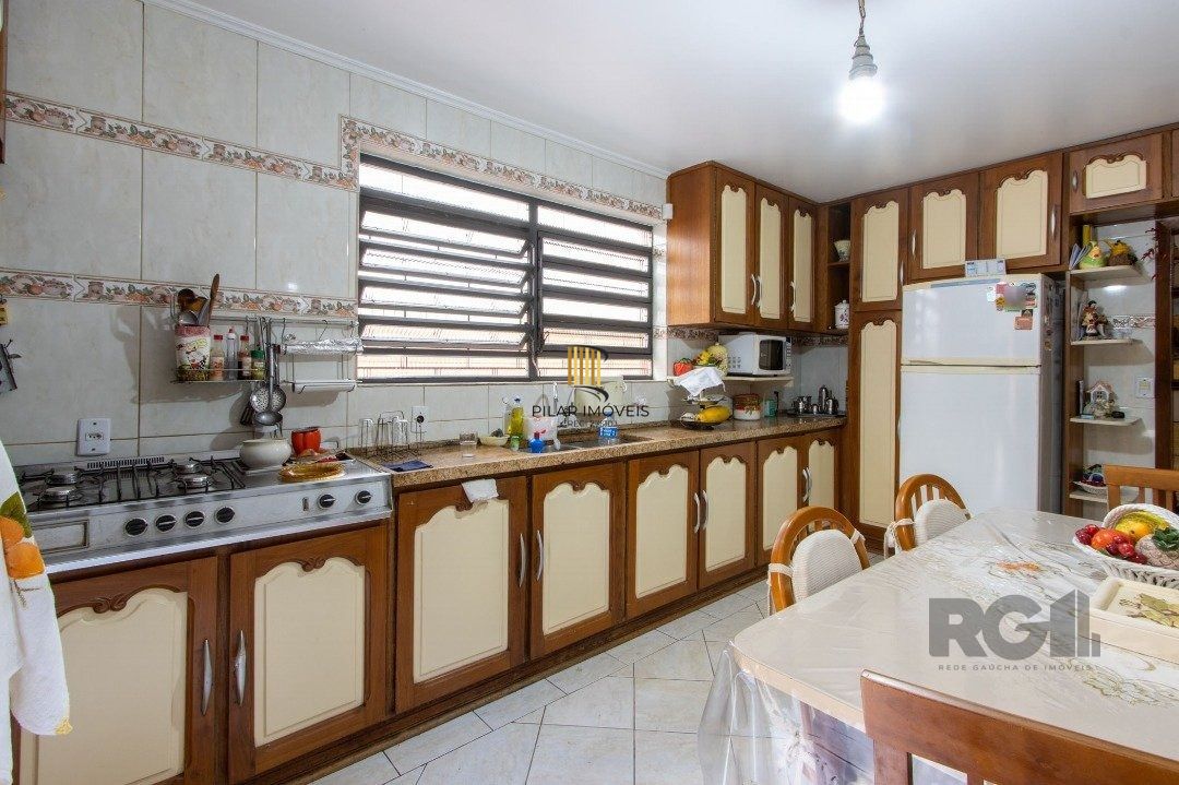 Casa com 07 dormitórios, no bairro Santana, à venda