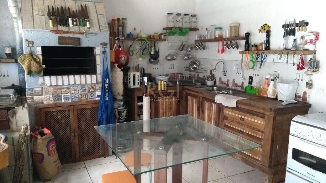 Casa para Venda - 300m², 3 dormitórios, sendo 3 suites, 6 vagas - São Lucas