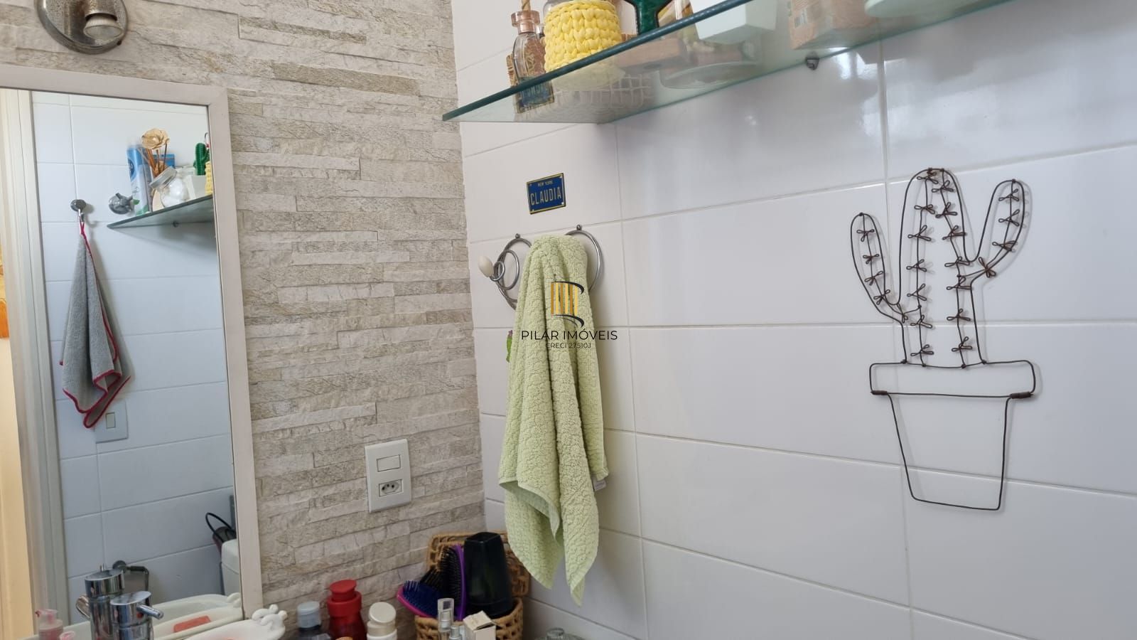 Apartamento à venda com linda vista em localização privilegiada com 2 dormitórios e 1 vaga de garagem no bairro Azenha em Porto Alegre/RS.