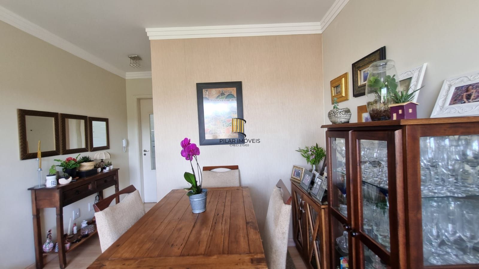 Apartamento à venda com linda vista em localização privilegiada com 2 dormitórios e 1 vaga de garagem no bairro Azenha em Porto Alegre/RS.