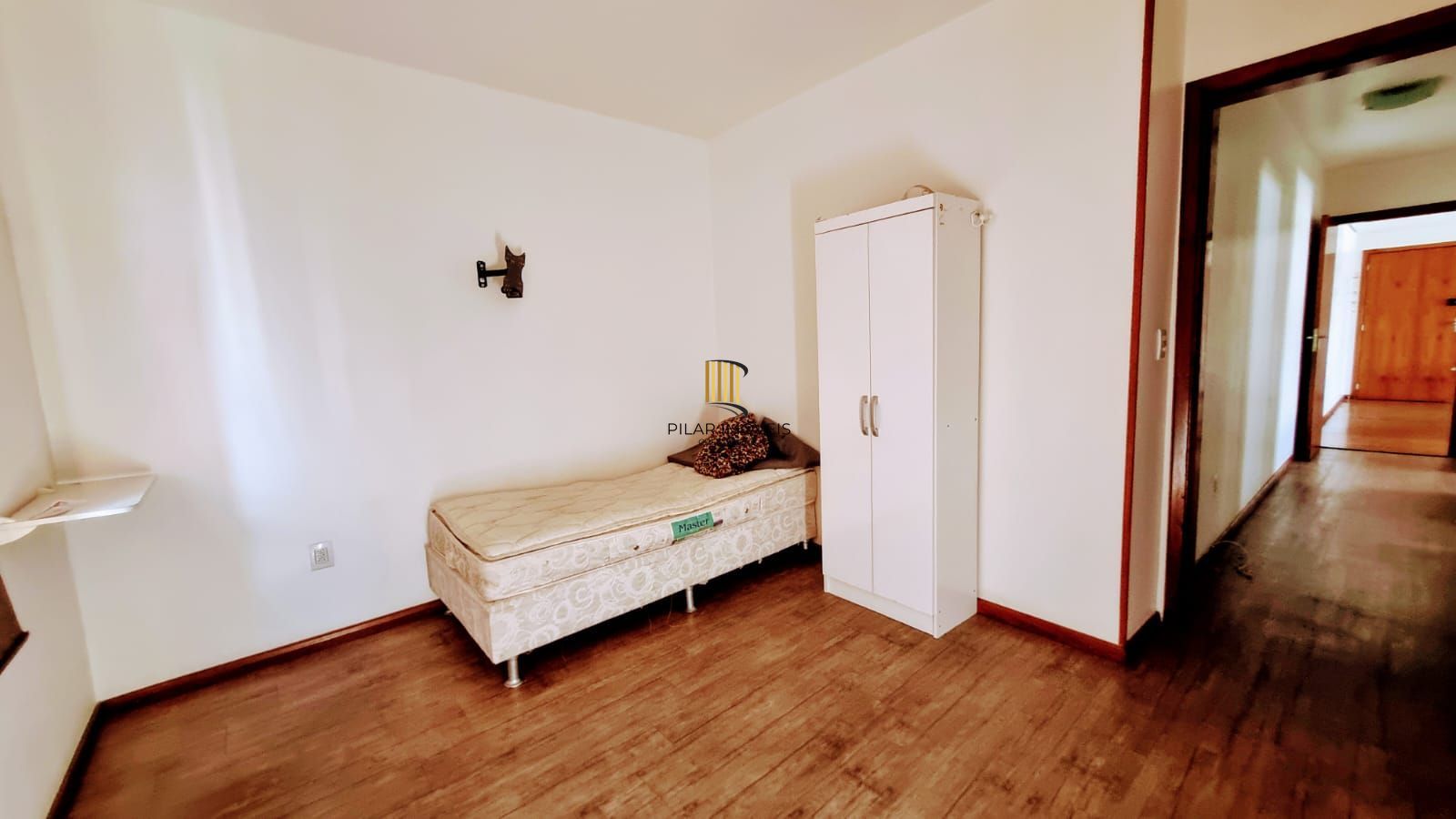 Linda cobertura de 4 dormitórios,1 suíte , 4 banheiros para venda, 4 vagas de garagens cobertas e escrituradas, 1 terraço com deck, piscina e churrasqueira no bairro Jardim Lindóia em Porto Alegre/RS.