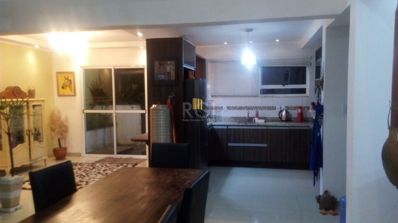 Casa para Venda - 300m², 3 dormitórios, sendo 3 suites, 6 vagas - São Lucas