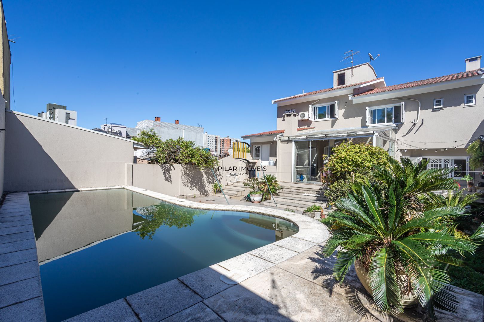 Casa 4 dormitórios no bairro Igara