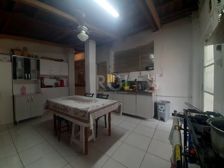 Casa para Venda - 243m², 3 dormitórios, 5 vagas - Medianeira