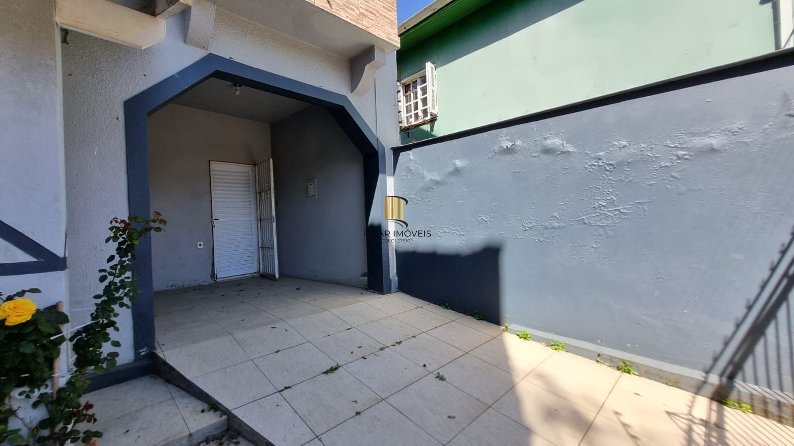 Casa Residencial de 2 pisos com  3 dormitórios , 2 banheiros + 1anexo com 2 aptos JKs , construído nos fundos do terreno no bairro Cidade Baixa/Azenha em Porto Alegre/RS.