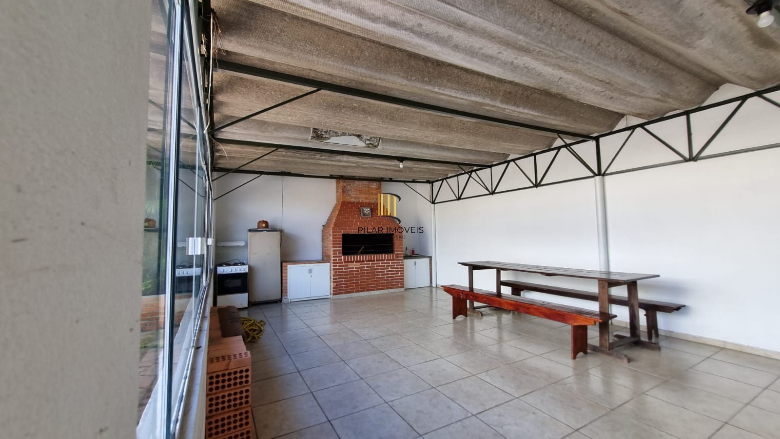 Apartamento à venda com linda vista em localização privilegiada com 2 dormitórios e 1 vaga de garagem no bairro Azenha em Porto Alegre/RS.