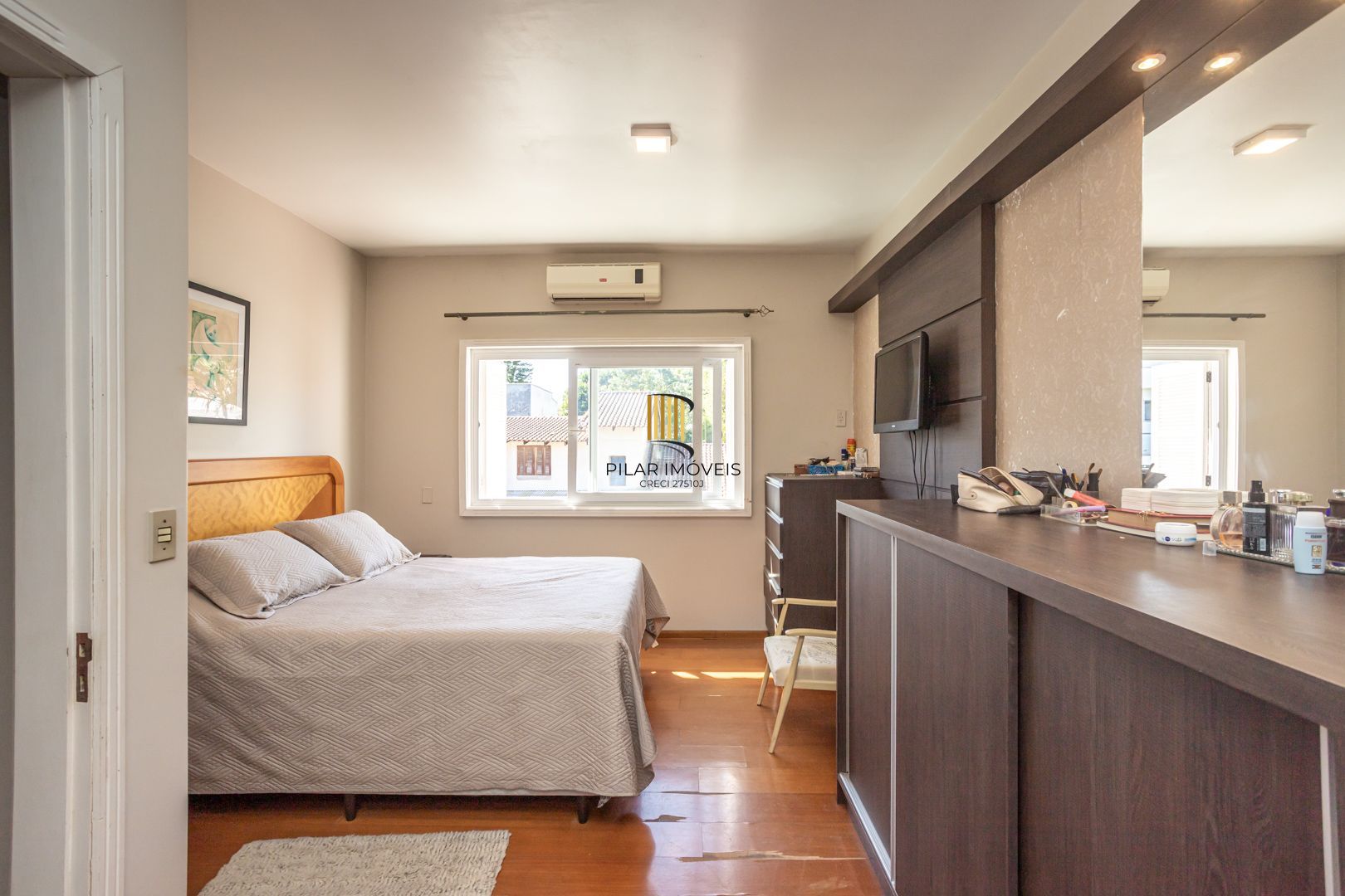 Casa 4 dormitórios no bairro Igara