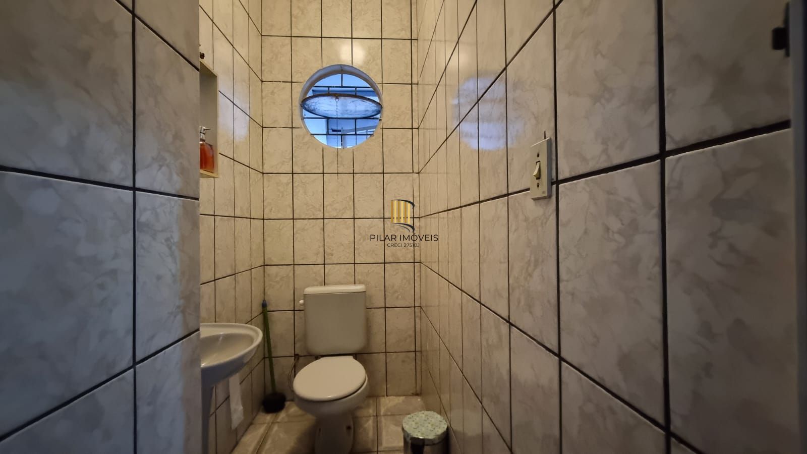 Casa Residencial de 2 pisos com  3 dormitórios , 2 banheiros + 1anexo com 2 aptos JKs , construído nos fundos do terreno no bairro Cidade Baixa/Azenha em Porto Alegre/RS.