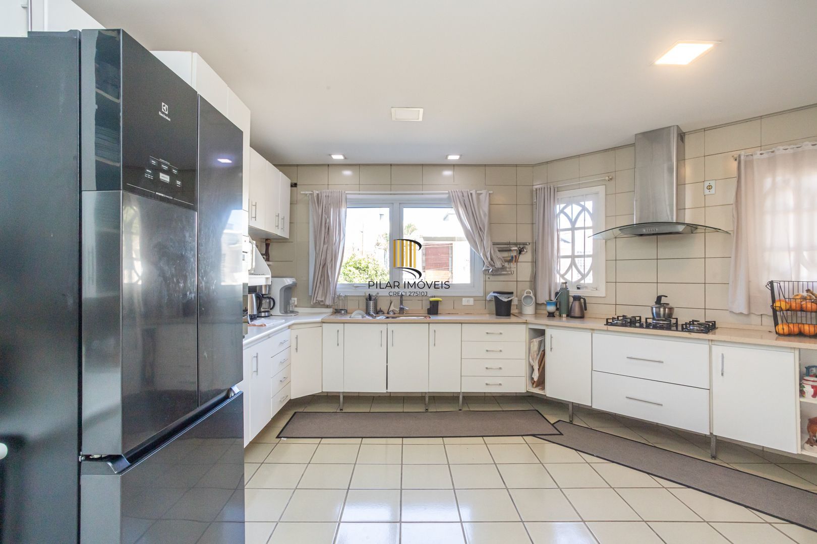 Casa 4 dormitórios no bairro Igara