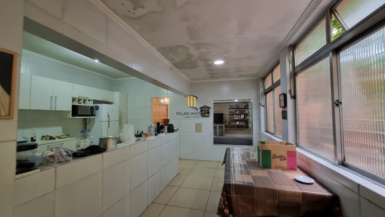 Casa estilo sobrado para venda de 3 dormitórios  com  2 vagas de garagem no bairro Cidade Baixa em Porto Alegre/RS.