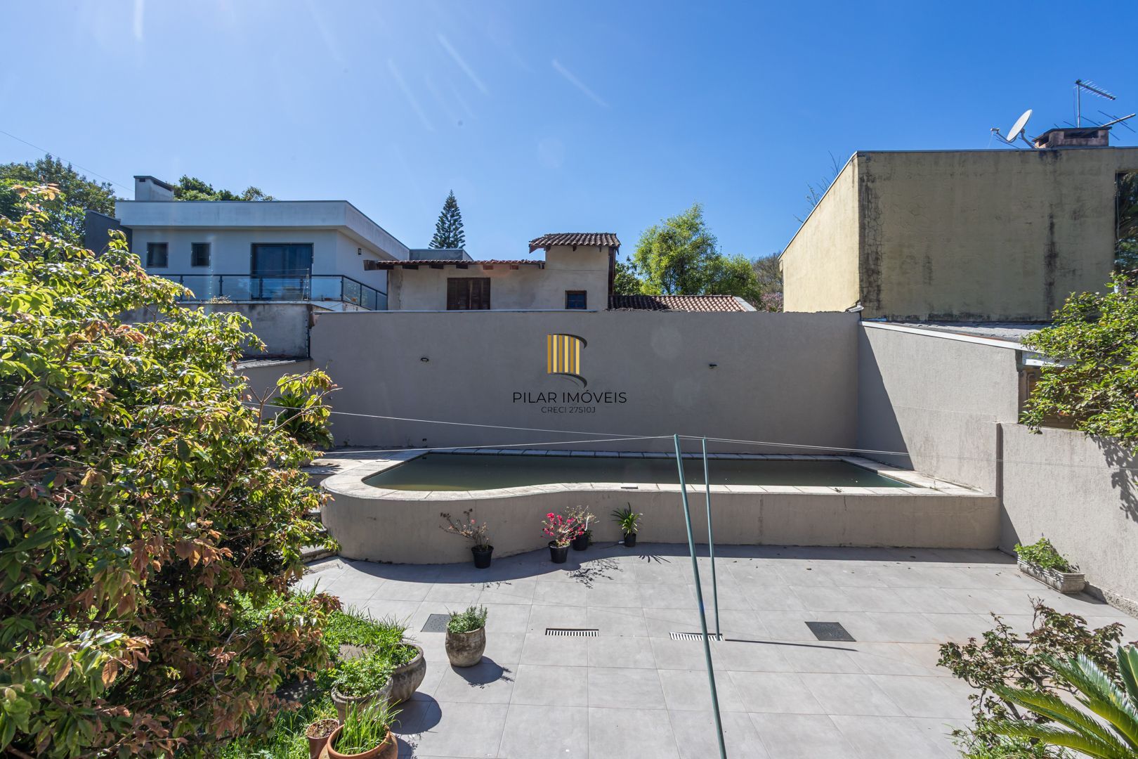 Casa 4 dormitórios no bairro Igara