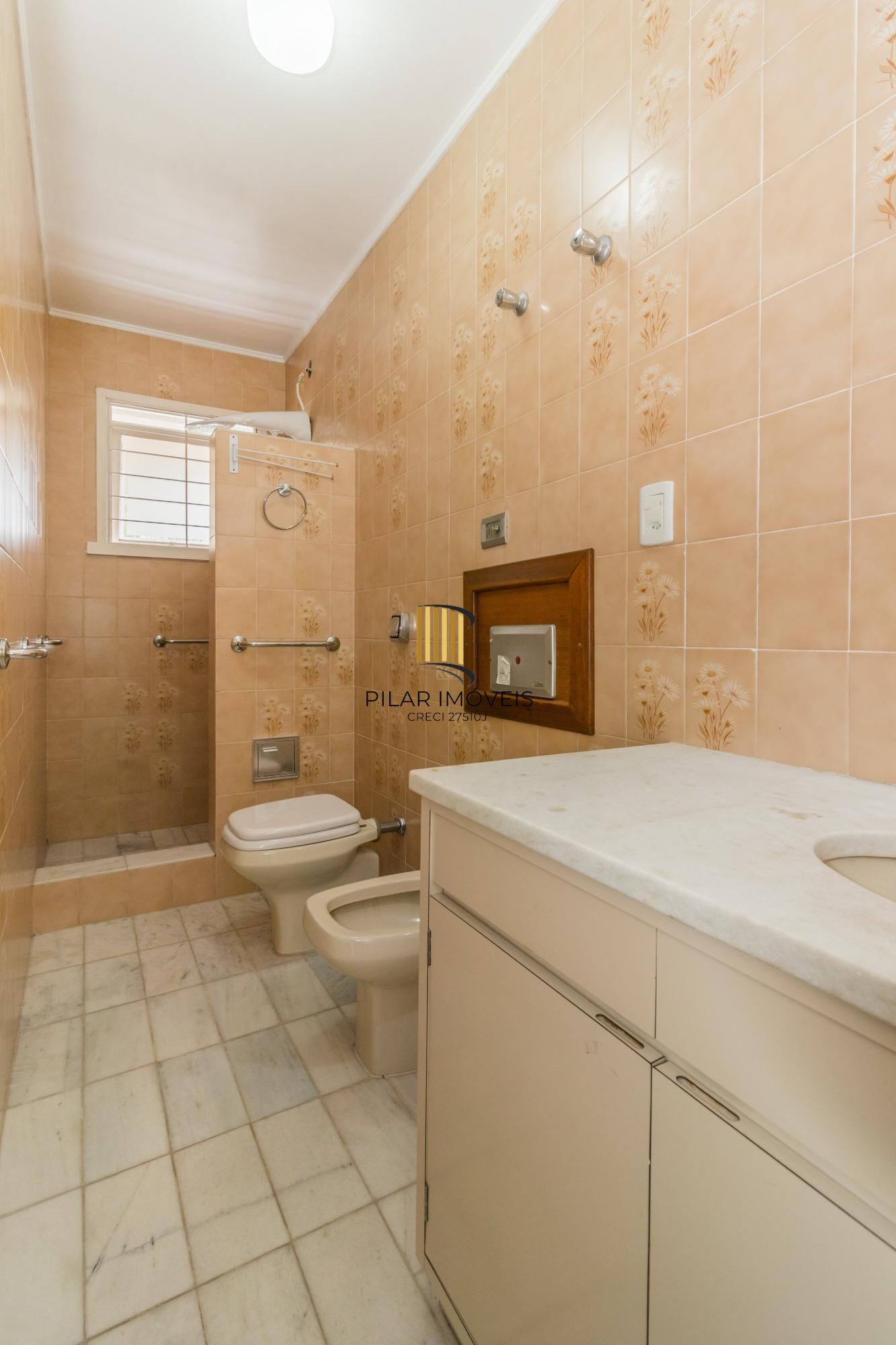 Casa para Venda - 250m², 4 dormitórios, sendo 1 suites, 3 vagas - Menino Deus