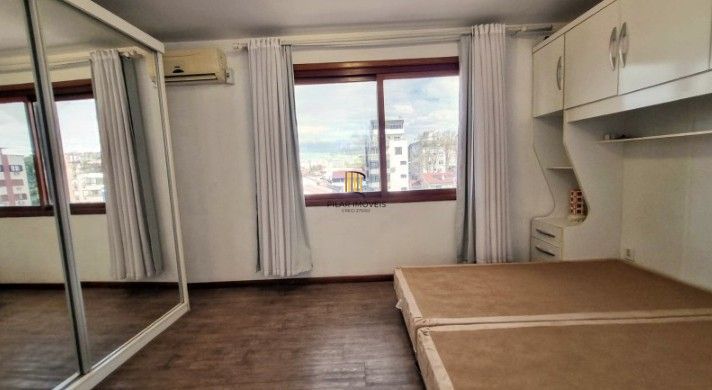 Linda cobertura de 4 dormitórios,1 suíte , 4 banheiros para venda, 4 vagas de garagens cobertas e escrituradas, 1 terraço com deck, piscina e churrasqueira no bairro Jardim Lindóia em Porto Alegre/RS.