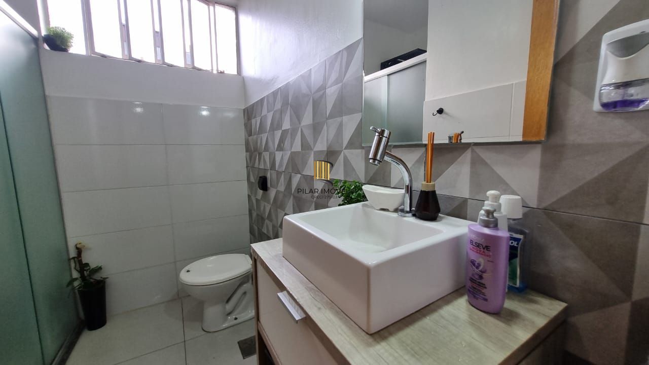 Aproveite o sol e a vista, apartamento para venda de frente com sacada, 2 dormitórios com 1 vaga no bairro Santana em Porto Alegre/RS.