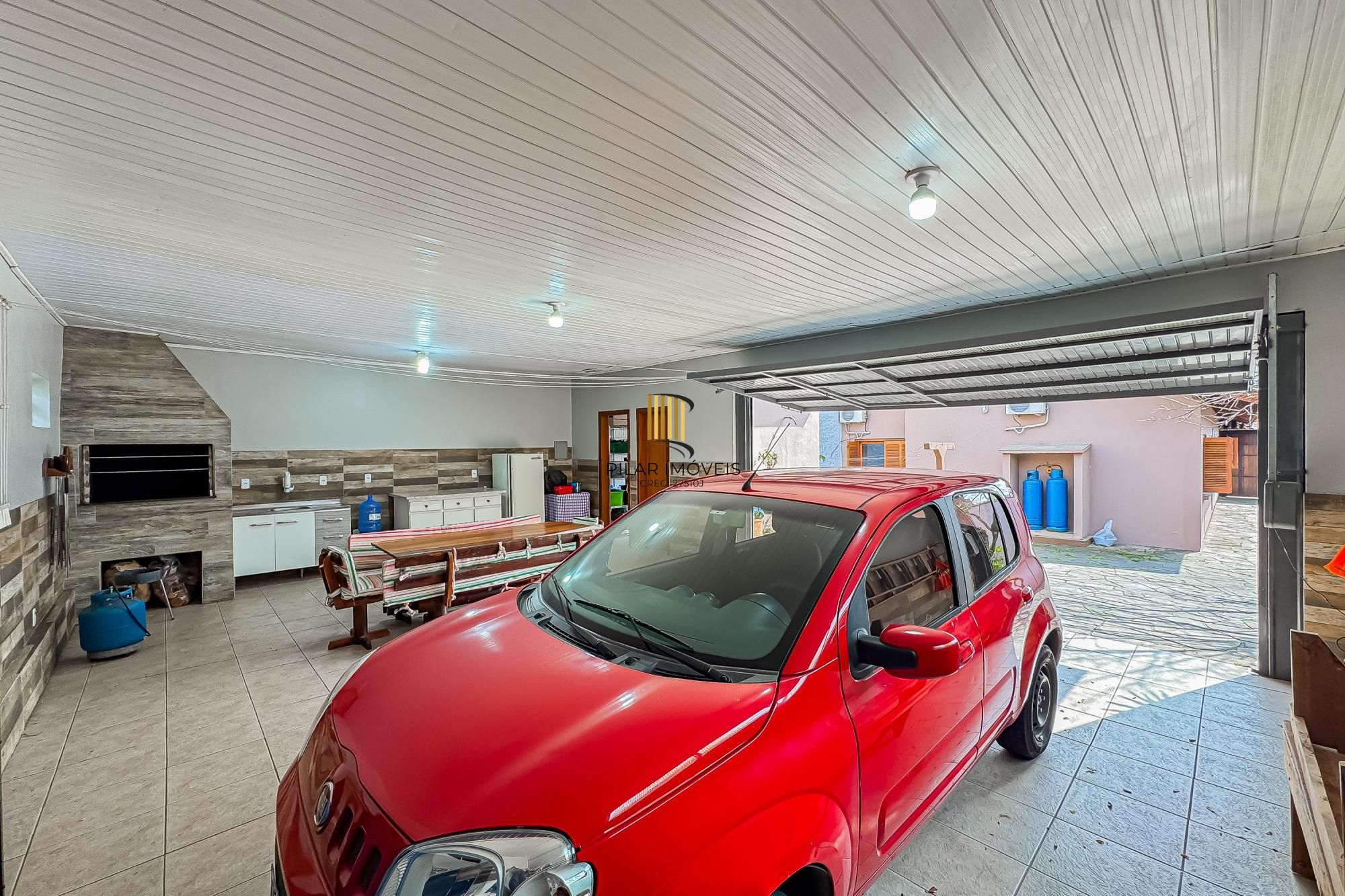 Casa de 3 dormitórios, suíte, 3 banheiros para venda em excelente localização no bairro Chácara das Pedras em Porto Alegre/RS.