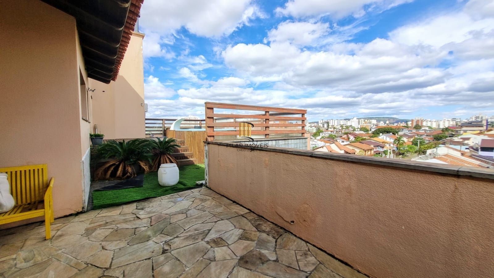 Linda cobertura de 4 dormitórios,1 suíte , 4 banheiros para venda, 4 vagas de garagens cobertas e escrituradas, 1 terraço com deck, piscina e churrasqueira no bairro Jardim Lindóia em Porto Alegre/RS.