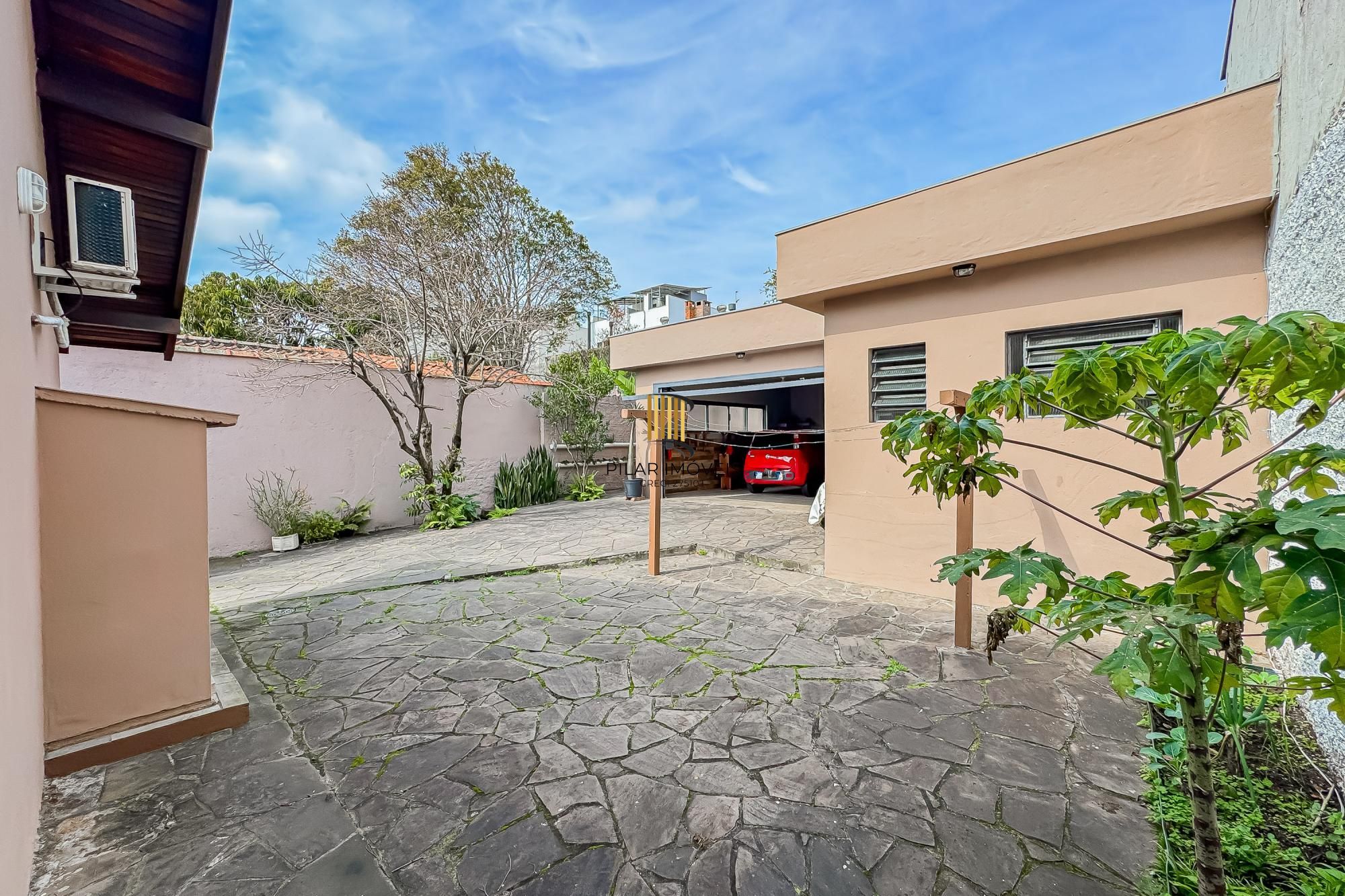 Casa de 3 dormitórios, suíte, 3 banheiros para venda em excelente localização no bairro Chácara das Pedras em Porto Alegre/RS.
