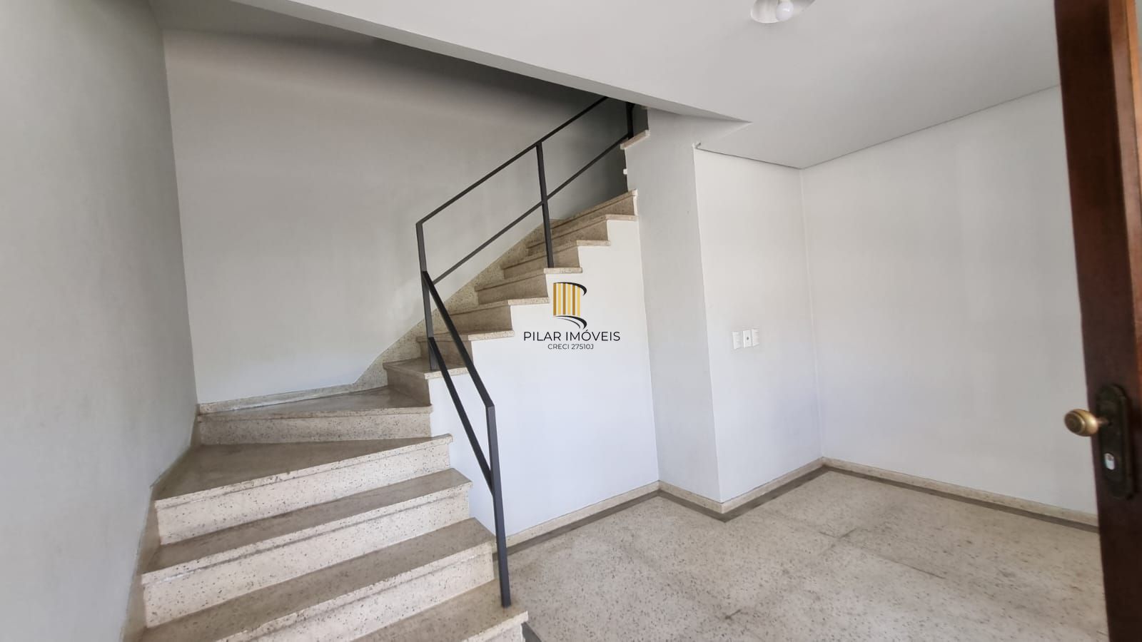 Apartamento à venda com linda vista em localização privilegiada com 2 dormitórios e 1 vaga de garagem no bairro Azenha em Porto Alegre/RS.