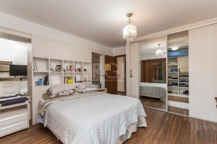 Casa para Venda - 247m², 4 dormitórios, sendo 1 suites, 5 vagas - Glória