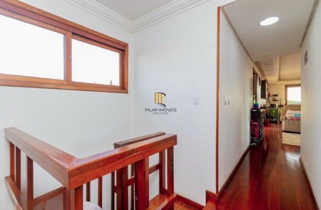 Linda cobertura de 4 dormitórios,1 suíte , 4 banheiros para venda, 4 vagas de garagens cobertas e escrituradas, 1 terraço com deck, piscina e churrasqueira no bairro Jardim Lindóia em Porto Alegre/RS.