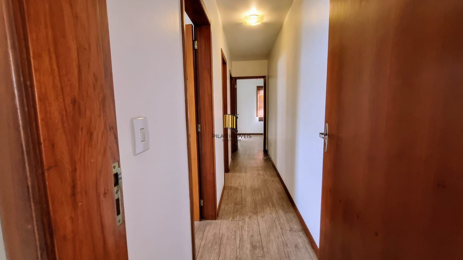 Linda cobertura de 4 dormitórios,1 suíte , 4 banheiros para venda, 4 vagas de garagens cobertas e escrituradas, 1 terraço com deck, piscina e churrasqueira no bairro Jardim Lindóia em Porto Alegre/RS.