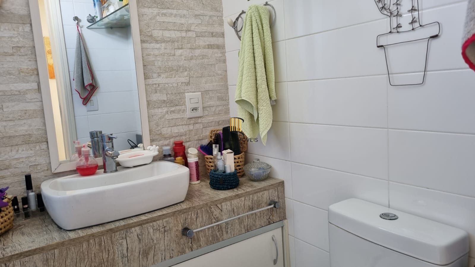 Apartamento à venda com linda vista em localização privilegiada com 2 dormitórios e 1 vaga de garagem no bairro Azenha em Porto Alegre/RS.