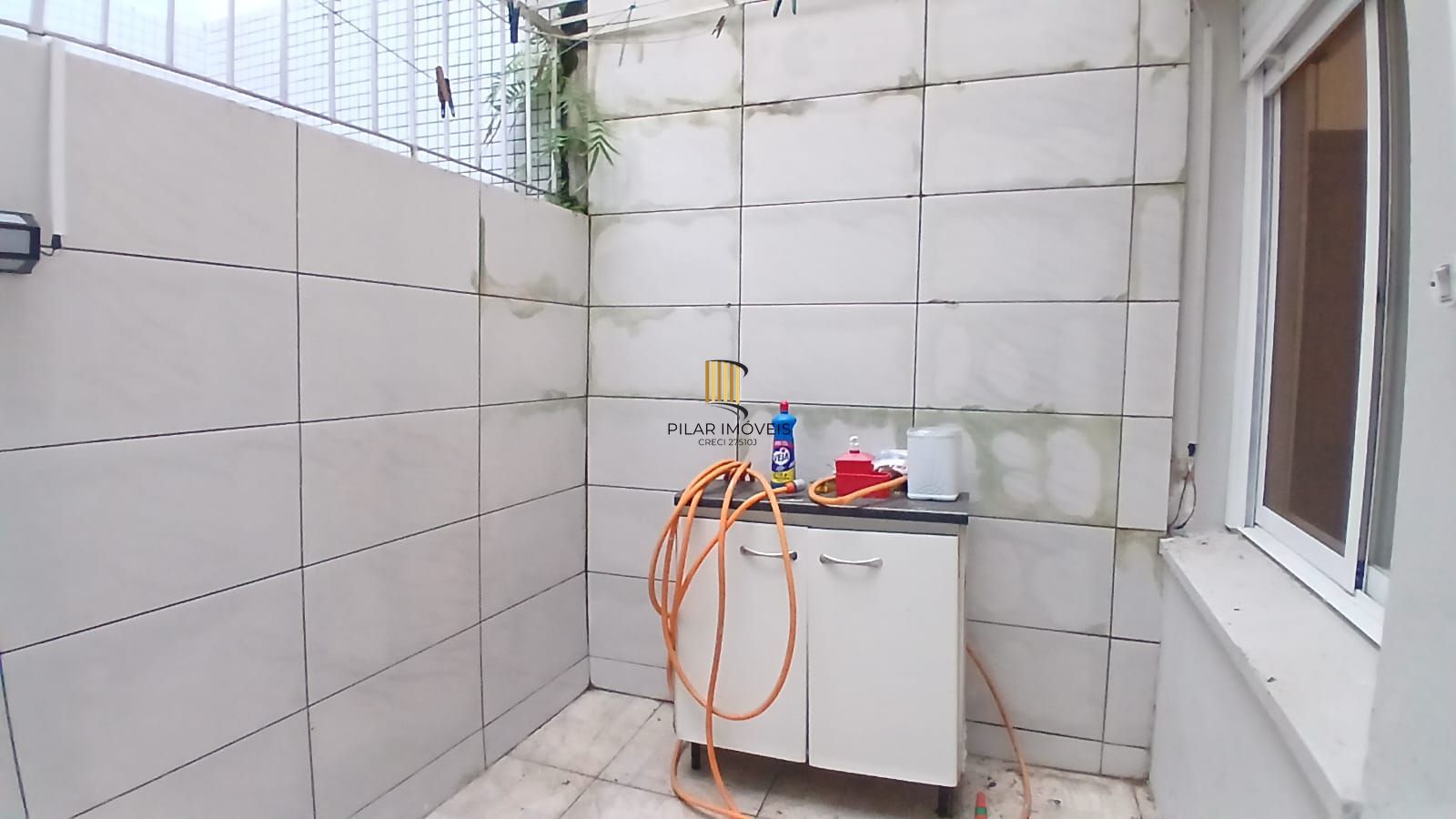 Apartamento de 02 dormitórios no bairro Jardim Botânico.