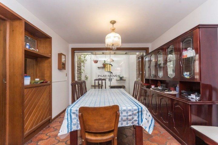 Casa para Venda - 247m², 4 dormitórios, sendo 1 suites, 5 vagas - Glória