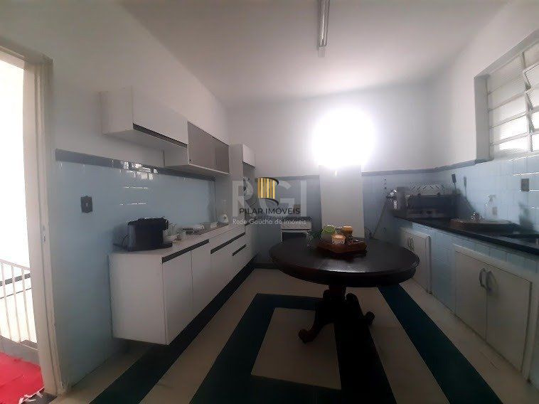 Casa para Venda - 243m², 3 dormitórios, 5 vagas - Medianeira