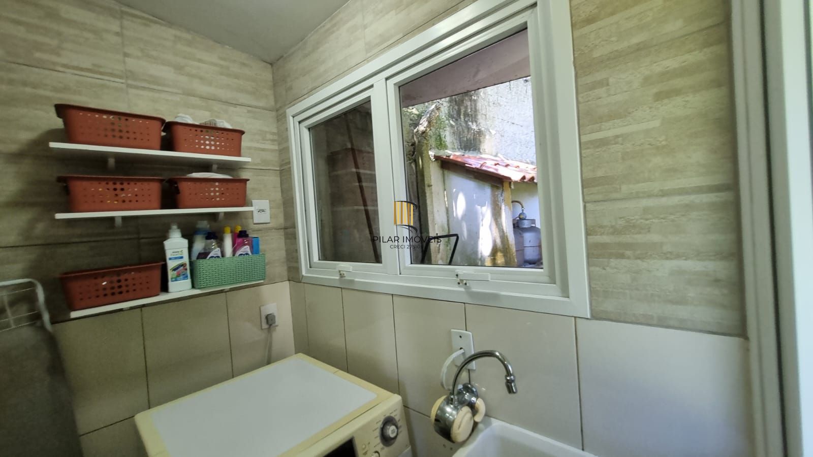 Casa Espetacular com Vista Deslumbrante, Reformada por Arquiteto de 2 dormitórios, suíte, próximo a PUC e Carrefour no bairro Partenon em Porto Alegre/RS/