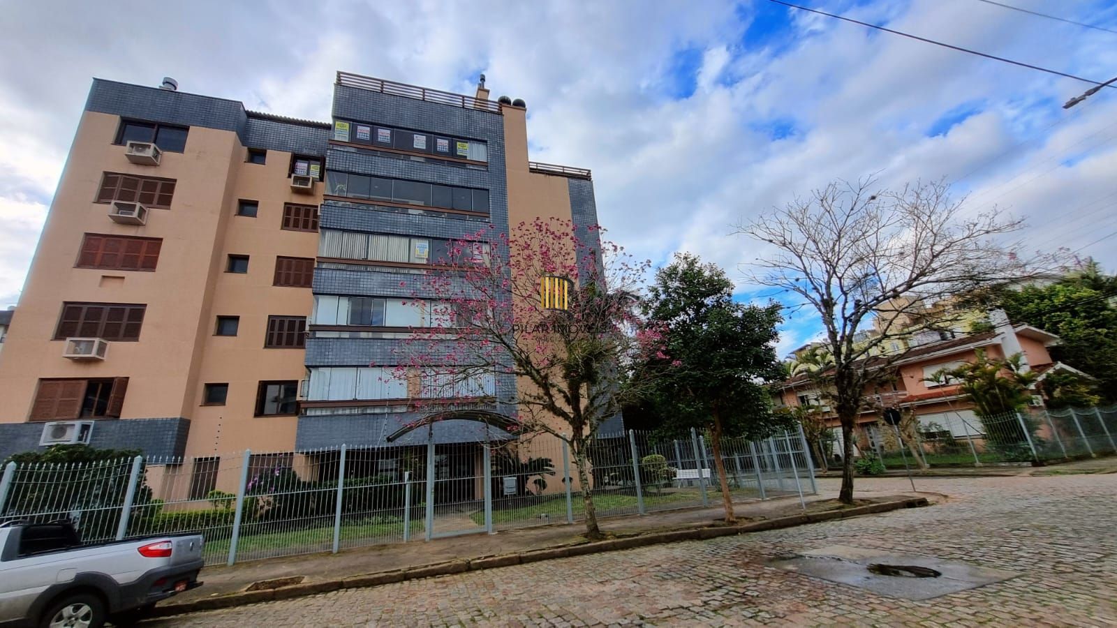 Linda cobertura de 4 dormitórios,1 suíte , 4 banheiros para venda, 4 vagas de garagens cobertas e escrituradas, 1 terraço com deck, piscina e churrasqueira no bairro Jardim Lindóia em Porto Alegre/RS.