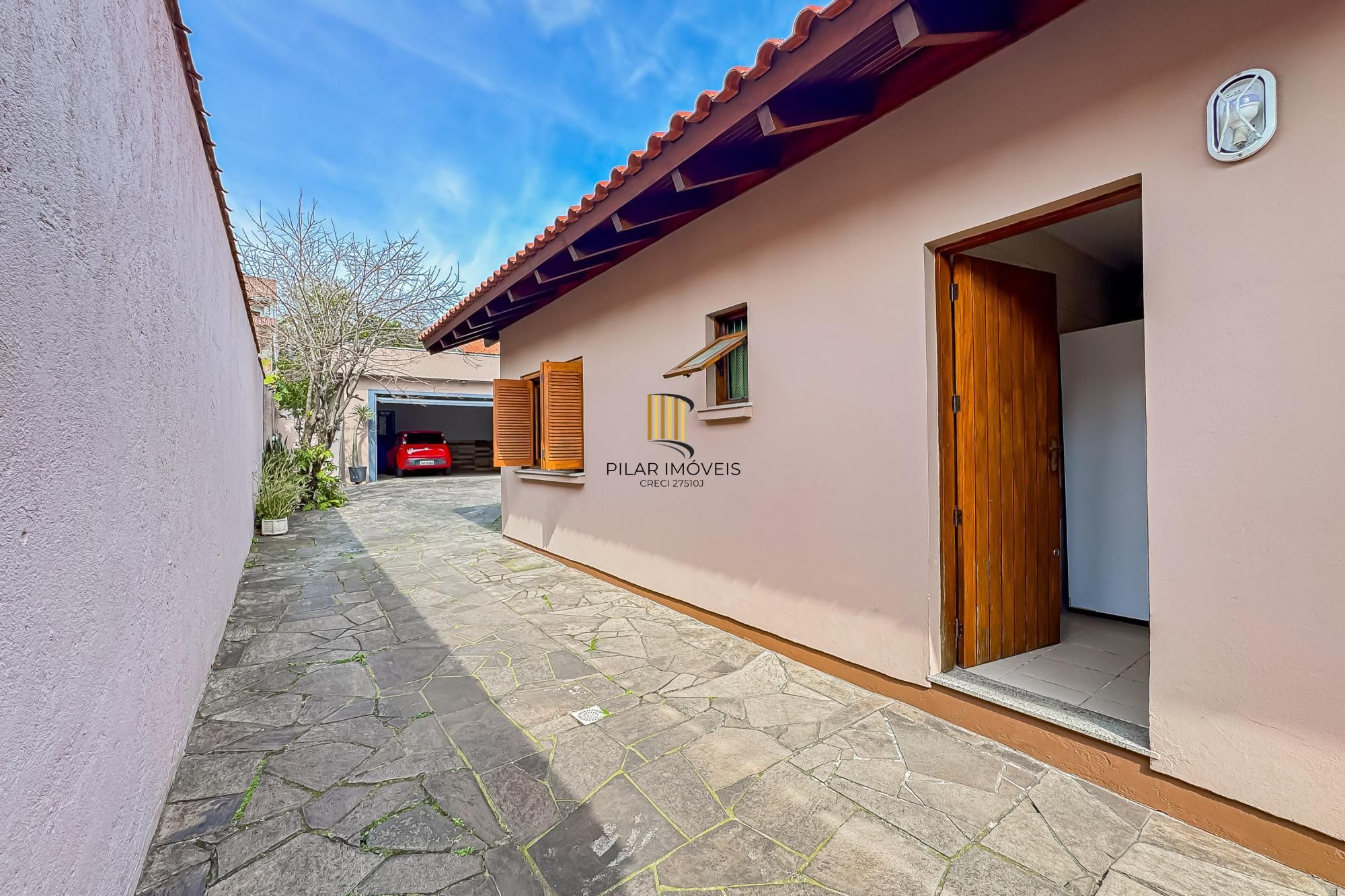 Casa de 3 dormitórios, suíte, 3 banheiros para venda em excelente localização no bairro Chácara das Pedras em Porto Alegre/RS.