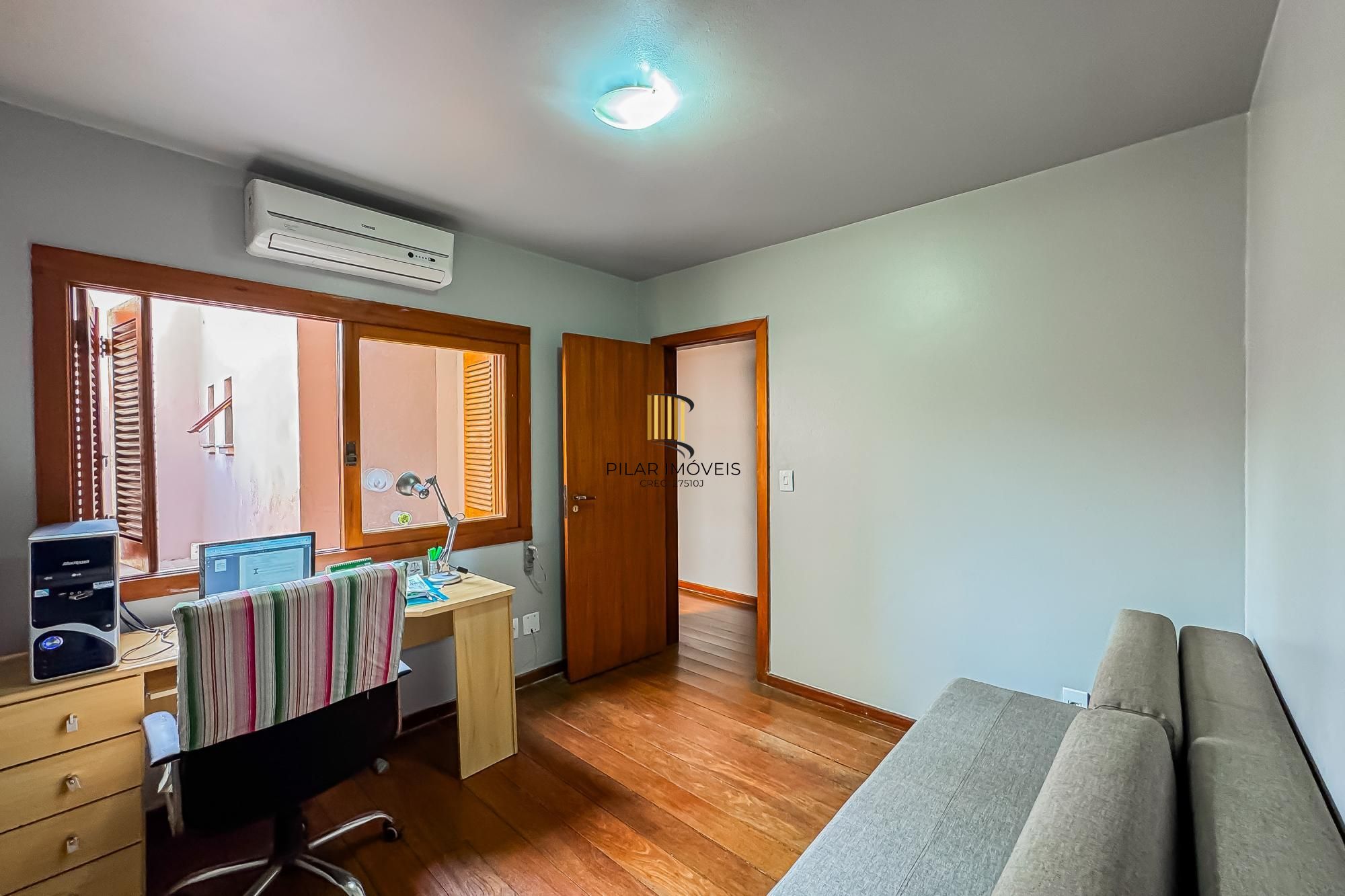 Casa de 3 dormitórios, suíte, 3 banheiros para venda em excelente localização no bairro Chácara das Pedras em Porto Alegre/RS.
