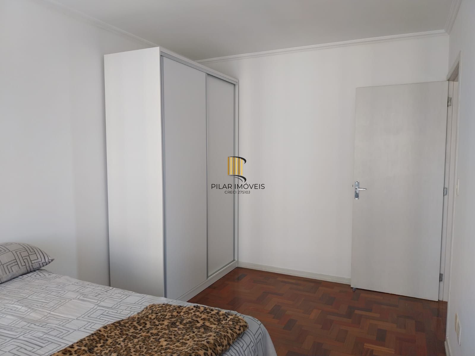 Apartamento de 2 dormitórios com vaga de garagem e sacada no Bairro Santana