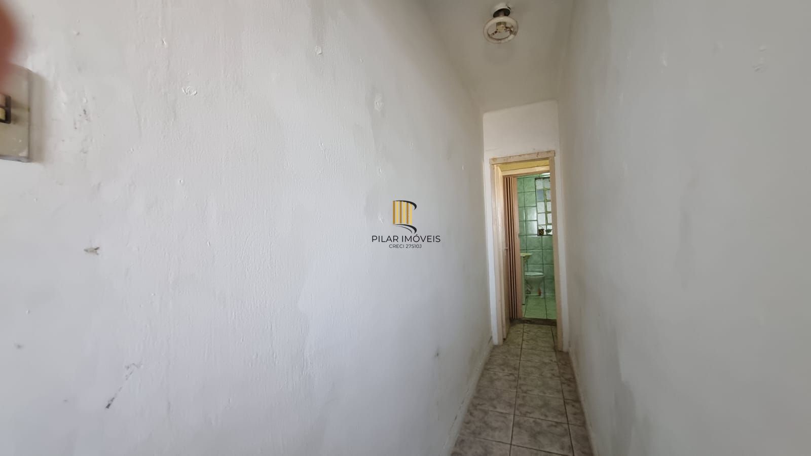 Casa Residencial de 2 pisos com  3 dormitórios , 2 banheiros + 1anexo com 2 aptos JKs , construído nos fundos do terreno no bairro Cidade Baixa/Azenha em Porto Alegre/RS.