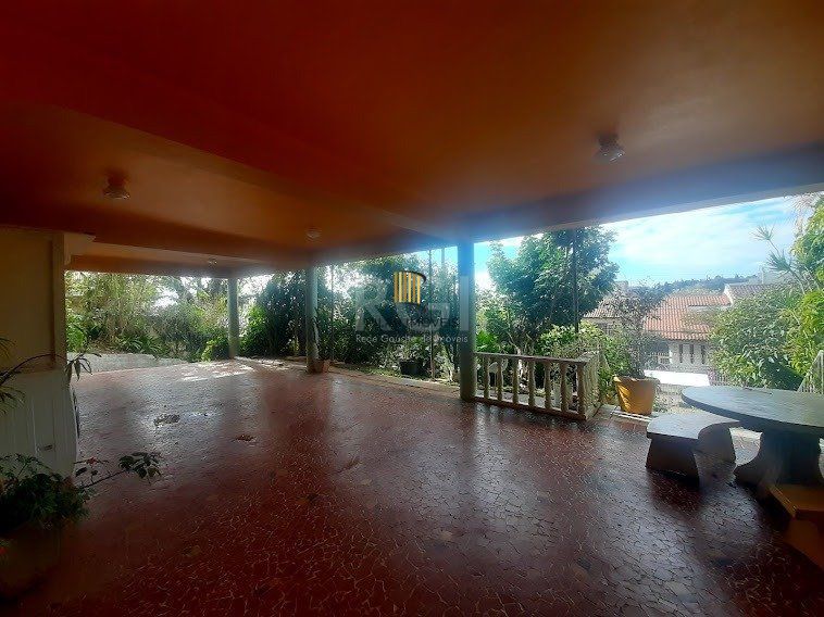 Casa para Venda - 243m², 3 dormitórios, 5 vagas - Medianeira