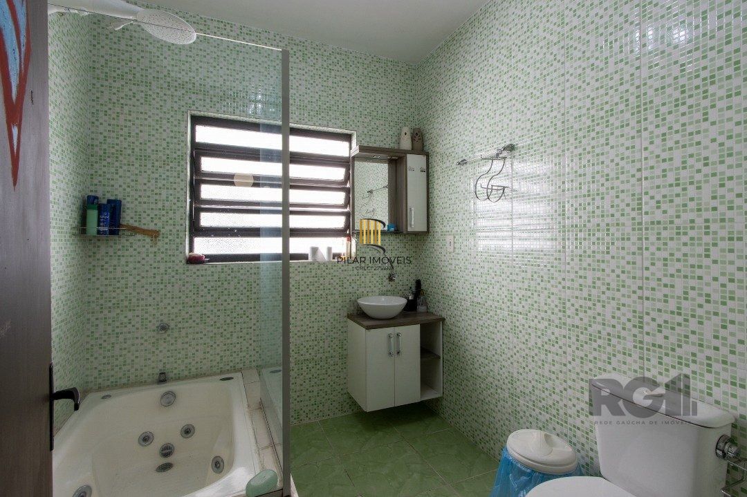 Casa com 07 dormitórios, no bairro Santana, à venda