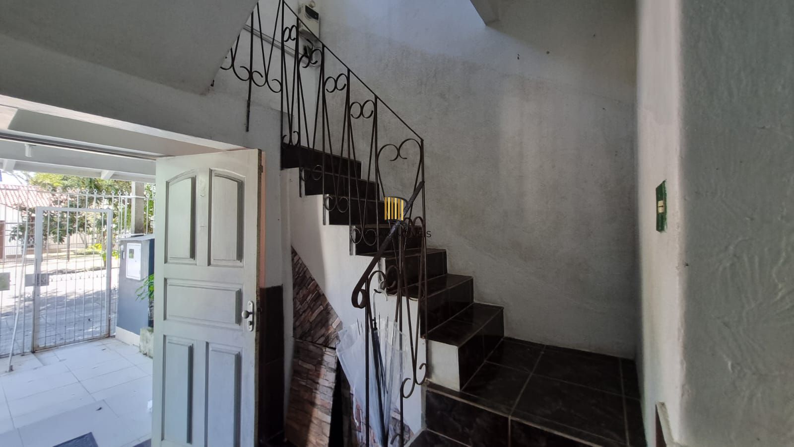 Casa Residencial de 2 pisos com  3 dormitórios , 2 banheiros + 1anexo com 2 aptos JKs , construído nos fundos do terreno no bairro Cidade Baixa/Azenha em Porto Alegre/RS.