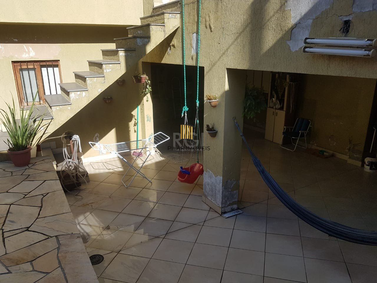 Casa para Venda - 300m², 4 dormitórios, sendo 1 suites, 2 vagas - Glória