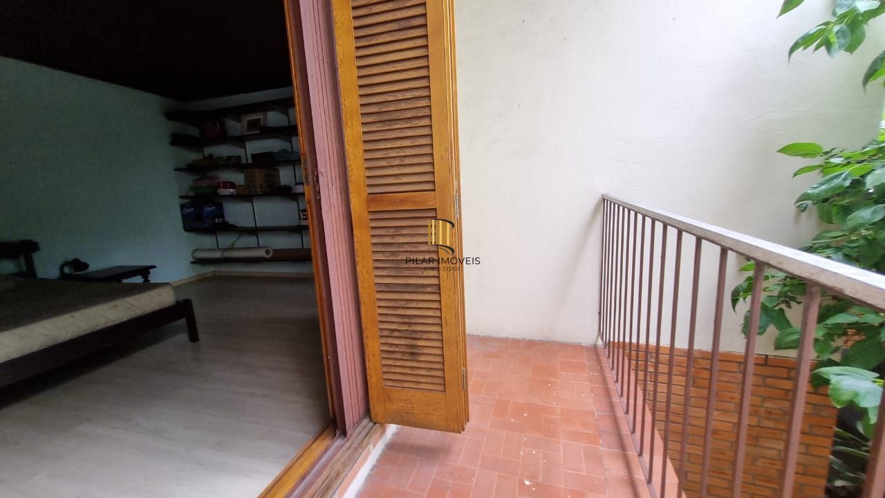 Casa estilo sobrado para venda de 3 dormitórios  com  2 vagas de garagem no bairro Cidade Baixa em Porto Alegre/RS.