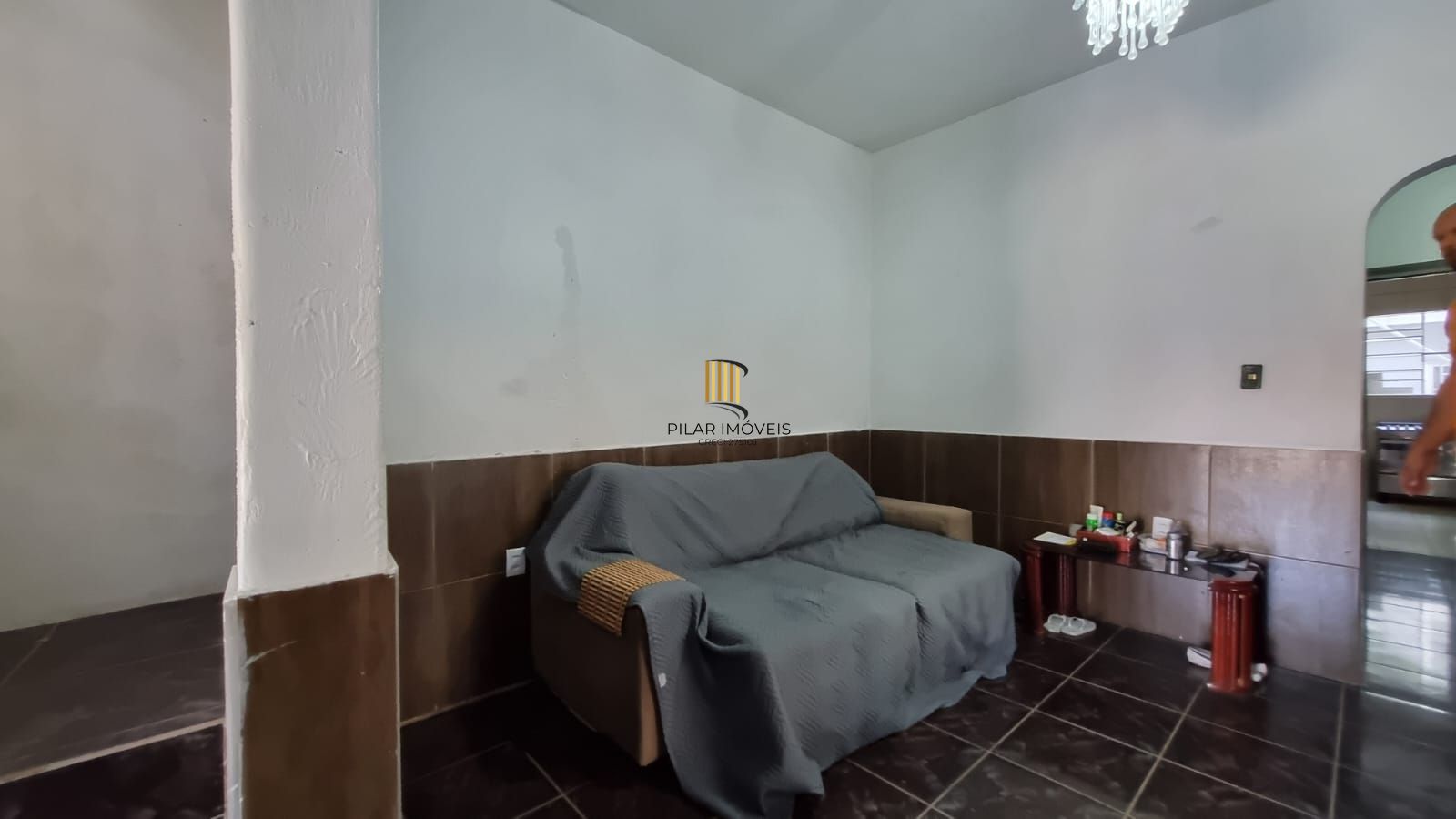 Casa Residencial de 2 pisos com  3 dormitórios , 2 banheiros + 1anexo com 2 aptos JKs , construído nos fundos do terreno no bairro Cidade Baixa/Azenha em Porto Alegre/RS.