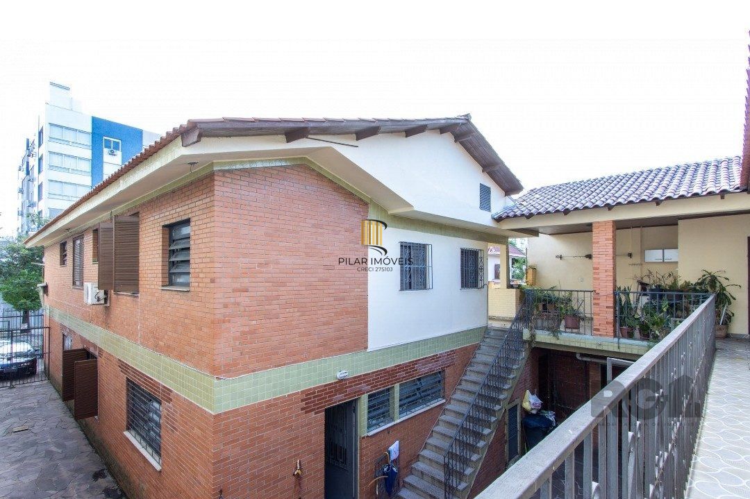 Casa com 07 dormitórios, no bairro Santana, à venda