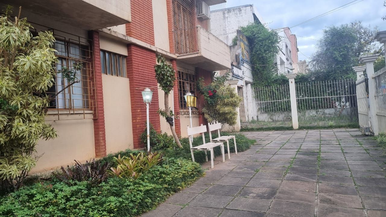 Aproveite o sol e a vista, apartamento para venda de frente com sacada, 2 dormitórios com 1 vaga no bairro Santana em Porto Alegre/RS.