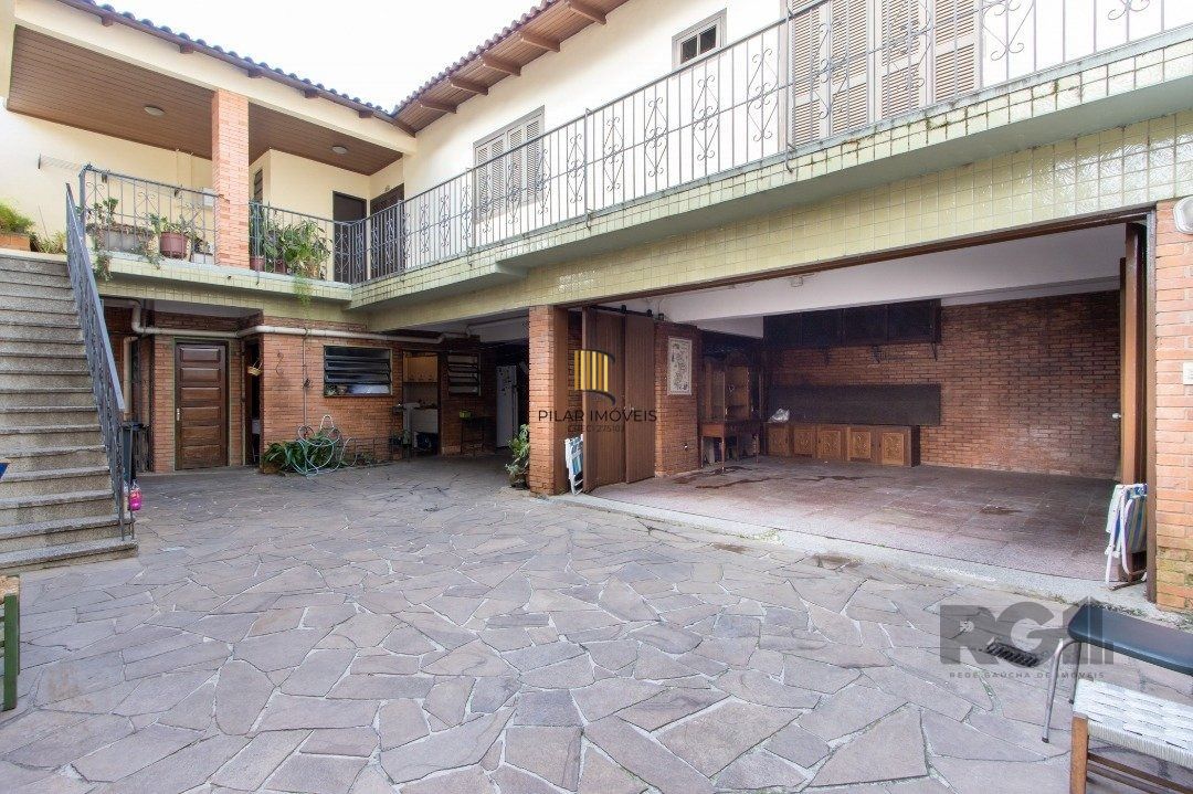 Casa com 07 dormitórios, no bairro Santana, à venda