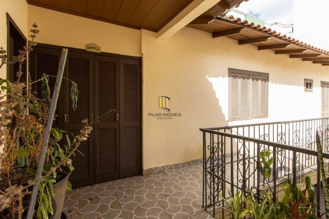 Casa com 07 dormitórios, no bairro Santana, à venda