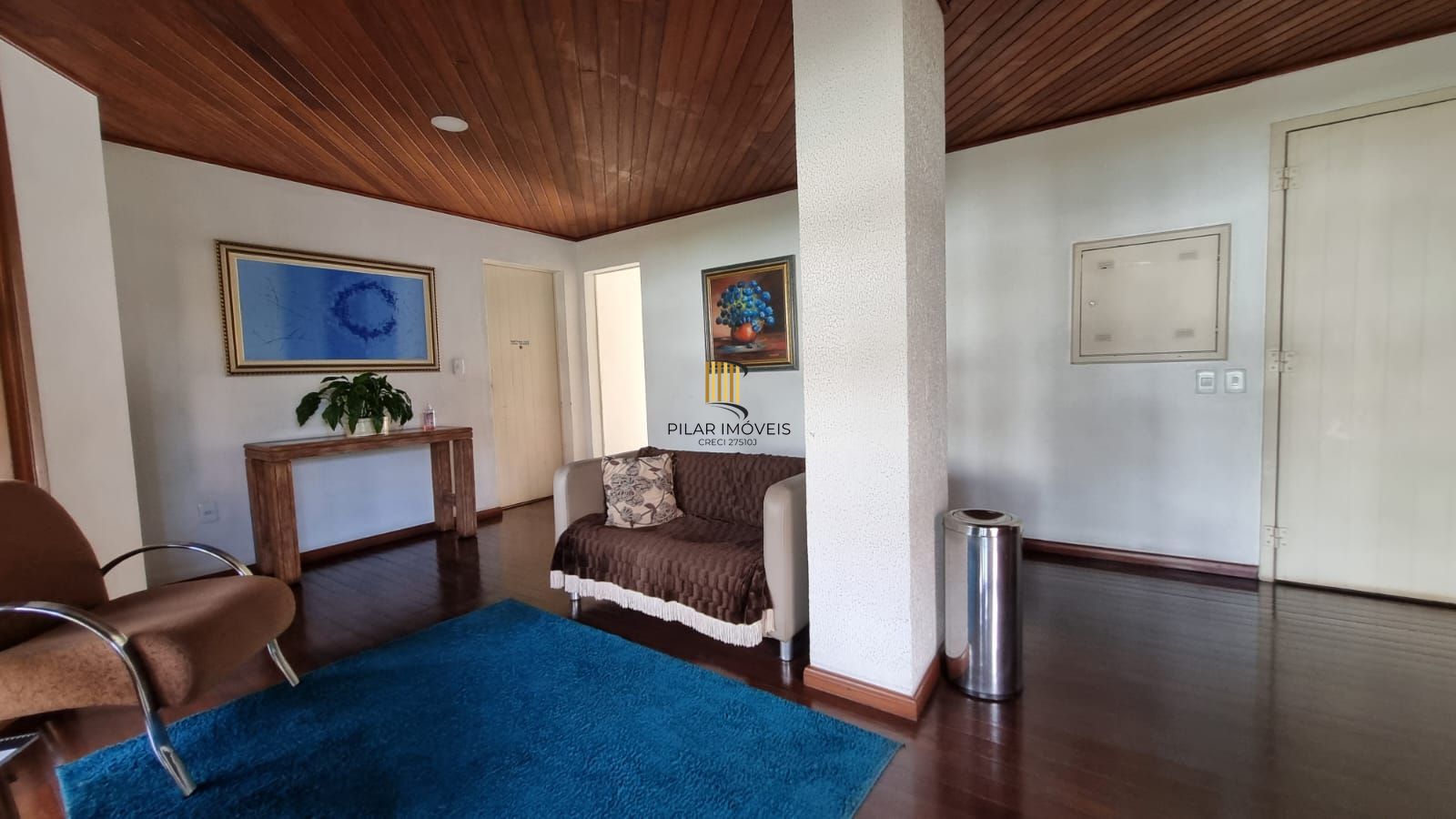 Linda cobertura de 4 dormitórios,1 suíte , 4 banheiros para venda, 4 vagas de garagens cobertas e escrituradas, 1 terraço com deck, piscina e churrasqueira no bairro Jardim Lindóia em Porto Alegre/RS.