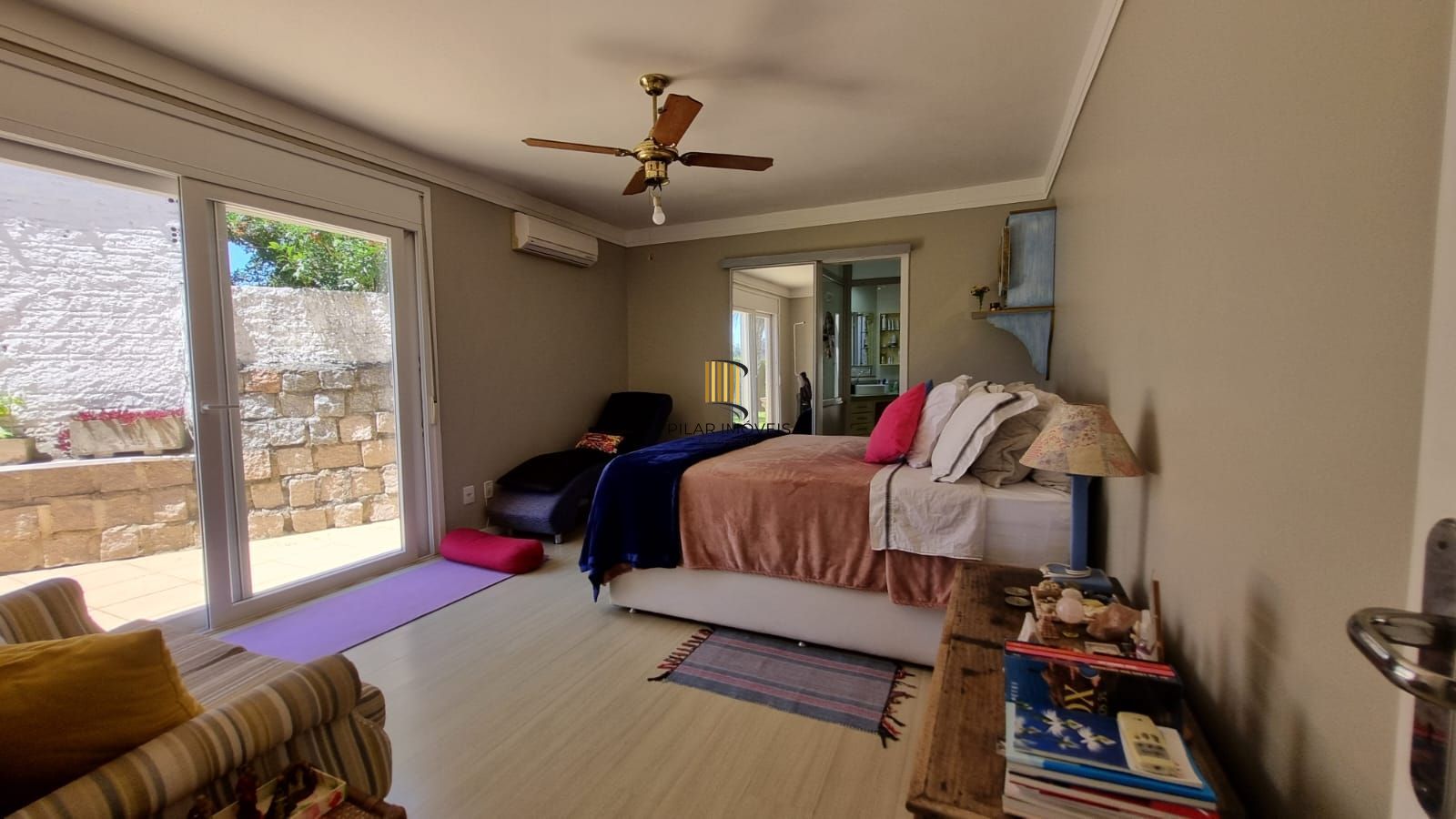 Casa Espetacular com Vista Deslumbrante, Reformada por Arquiteto de 2 dormitórios, suíte, próximo a PUC e Carrefour no bairro Partenon em Porto Alegre/RS/