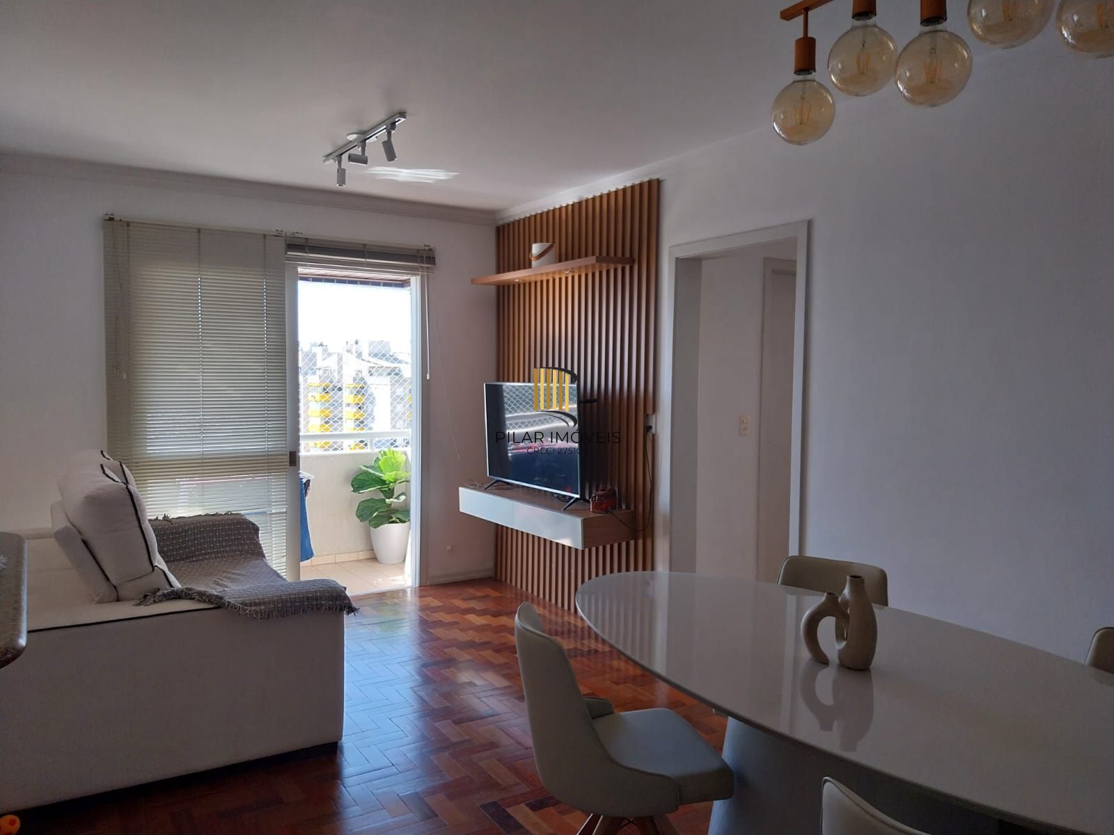 Apartamento de 2 dormitórios com vaga de garagem e sacada no Bairro Santana